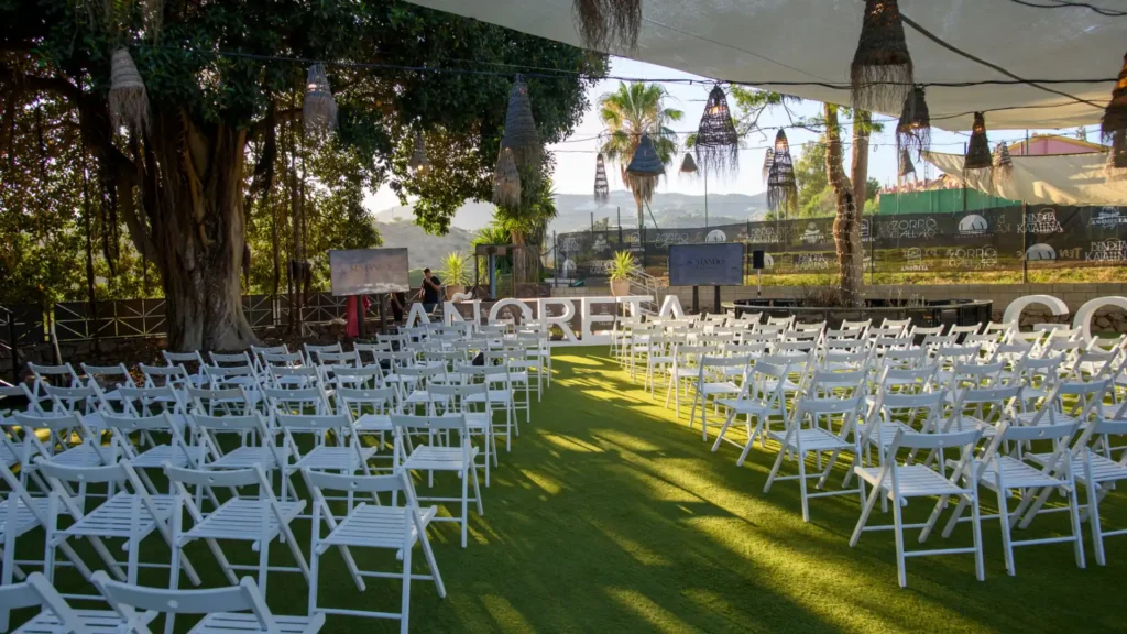 filas de sillas colocadas para evento en la tita encarna de Bendita katalina al atardecer